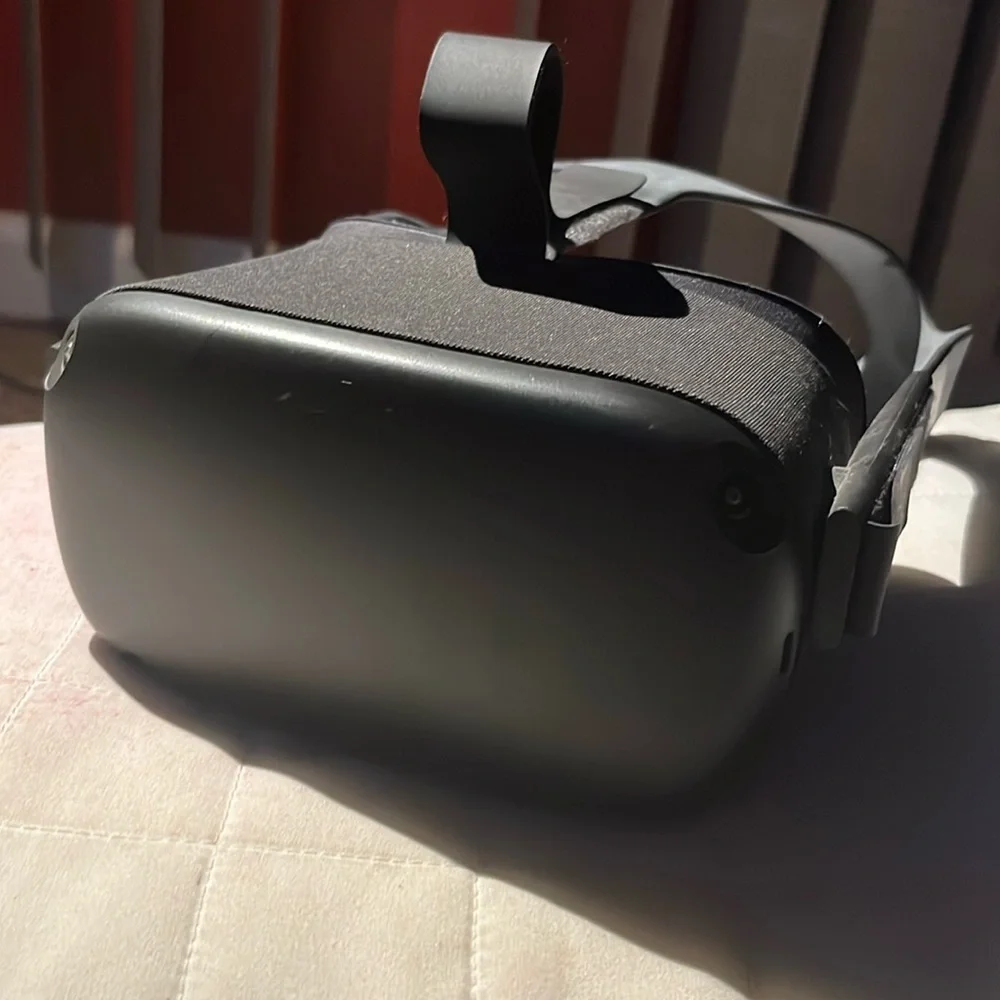 Oculus quest VR headset (W/ Hand Controllers)